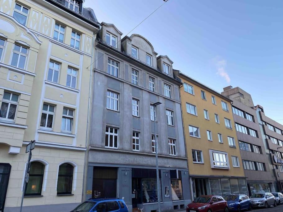 Schoenes City-Apartment Im Zentrum Mit Balkon Hof  Dış mekan fotoğraf