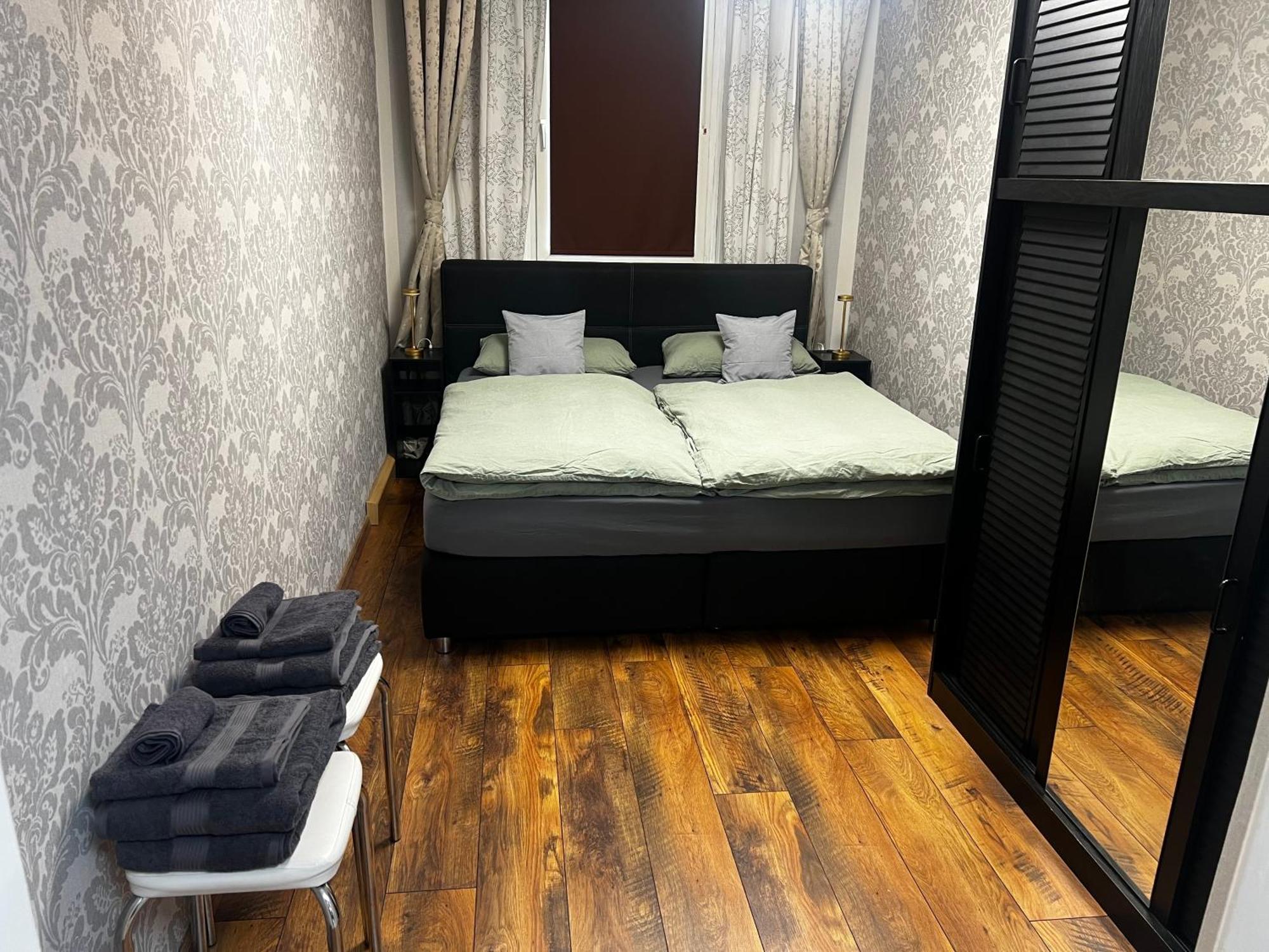 Schoenes City-Apartment Im Zentrum Mit Balkon Hof  Dış mekan fotoğraf
